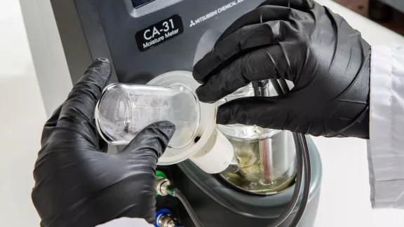 Introducing the sample into the titration cell