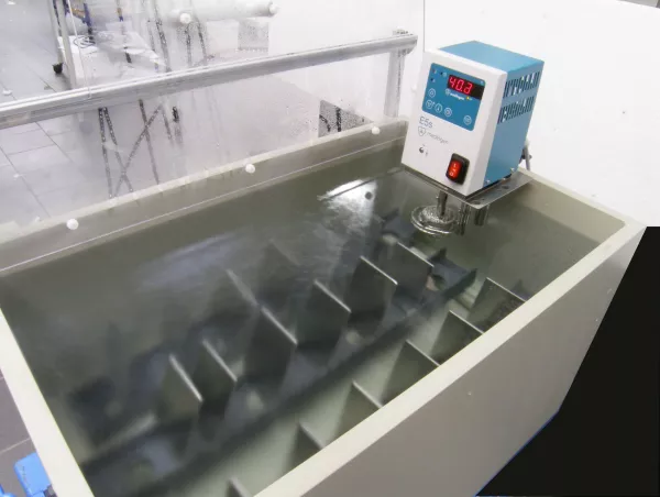 A large immersion test bath with divided sample racks and a Medingen E5s heating and circulation unit set to 40.3°C