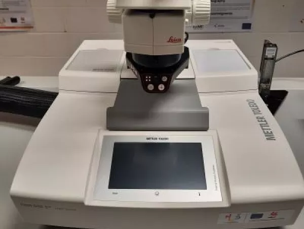 A Mettler Toledo Flash DSC 2+ instrument with a Leica stereomicroscope used to position microscale samples