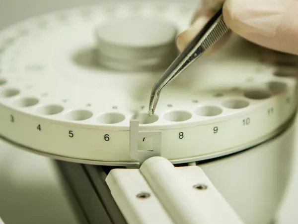 Loading a sample into the autosampler