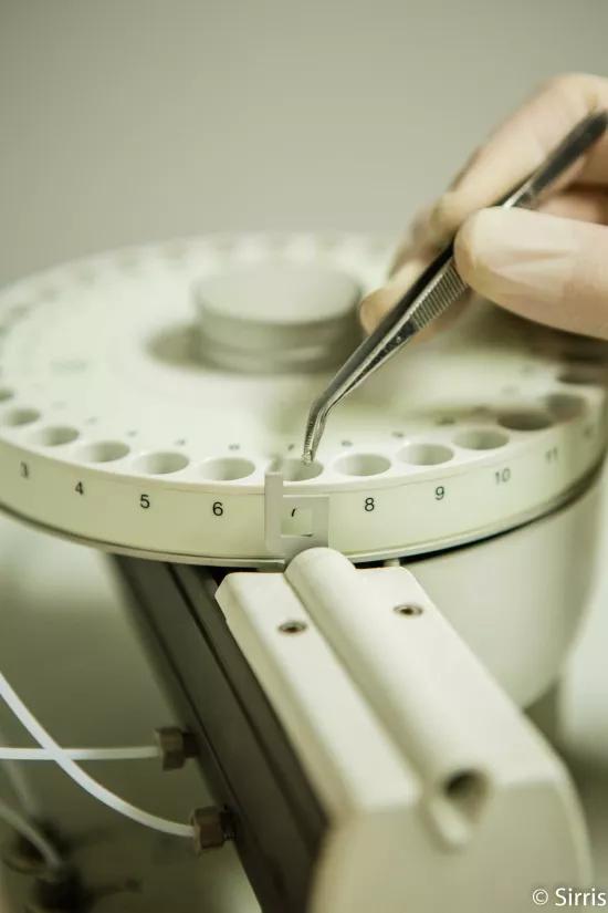 Loading a sample into the autosampler